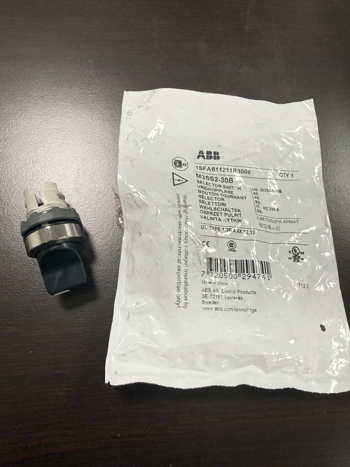 ABB M3SS2-30B 3-Position Selector Switch Black Short Handle 1SFA611211R3006