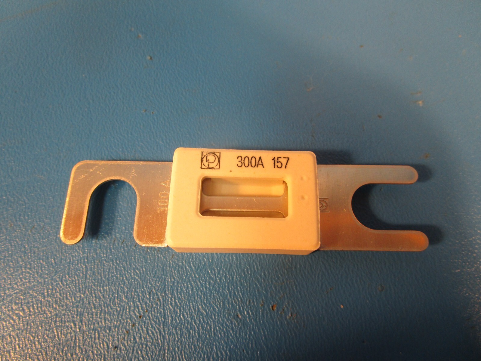LOT OF 6 MOUSER 576-157.5701.6301 Littelfuse Specialty Fuses 300A 60V FUSE STRIP