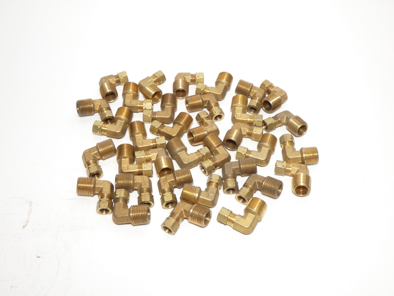 *Lot of 34* Parker Compression Brass Fitting 3/8″ Tube 90° Male Elbow