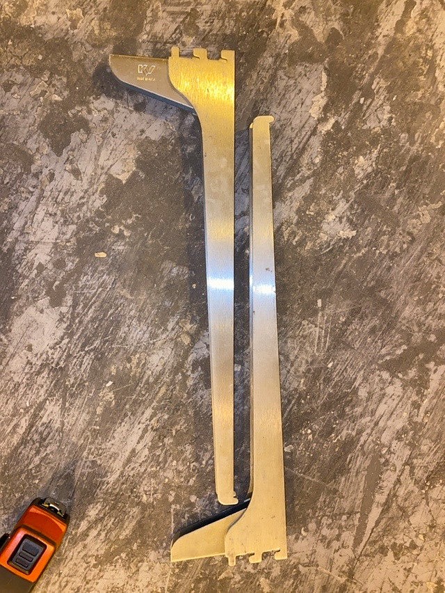 16″ 1/2 deep bracket hooks for supporting lab shelves(S6LLST0973)