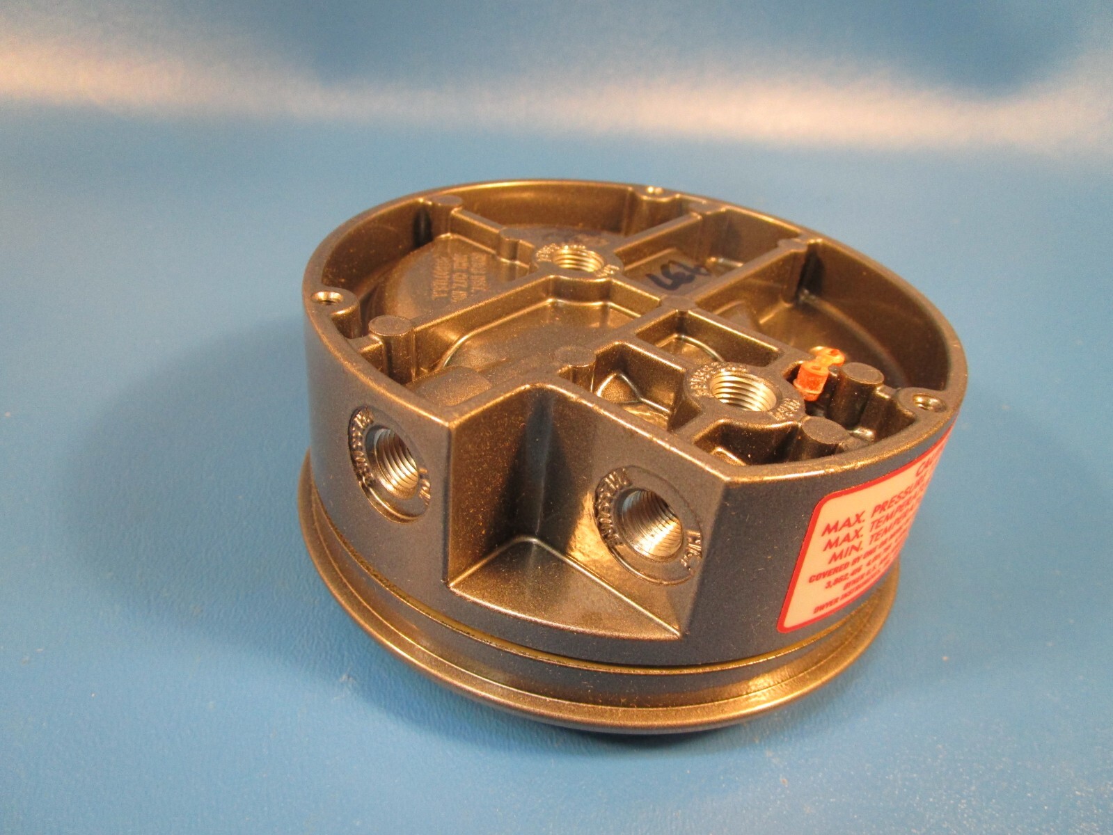 DWYER 2302, Magnehelic pressure gauge, 1-0-1 Inches of Water