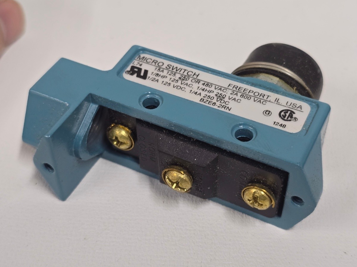 Honeywell MICRO SWITCH BZE6-2RN Enclosed Limit Switch Plunger IP66