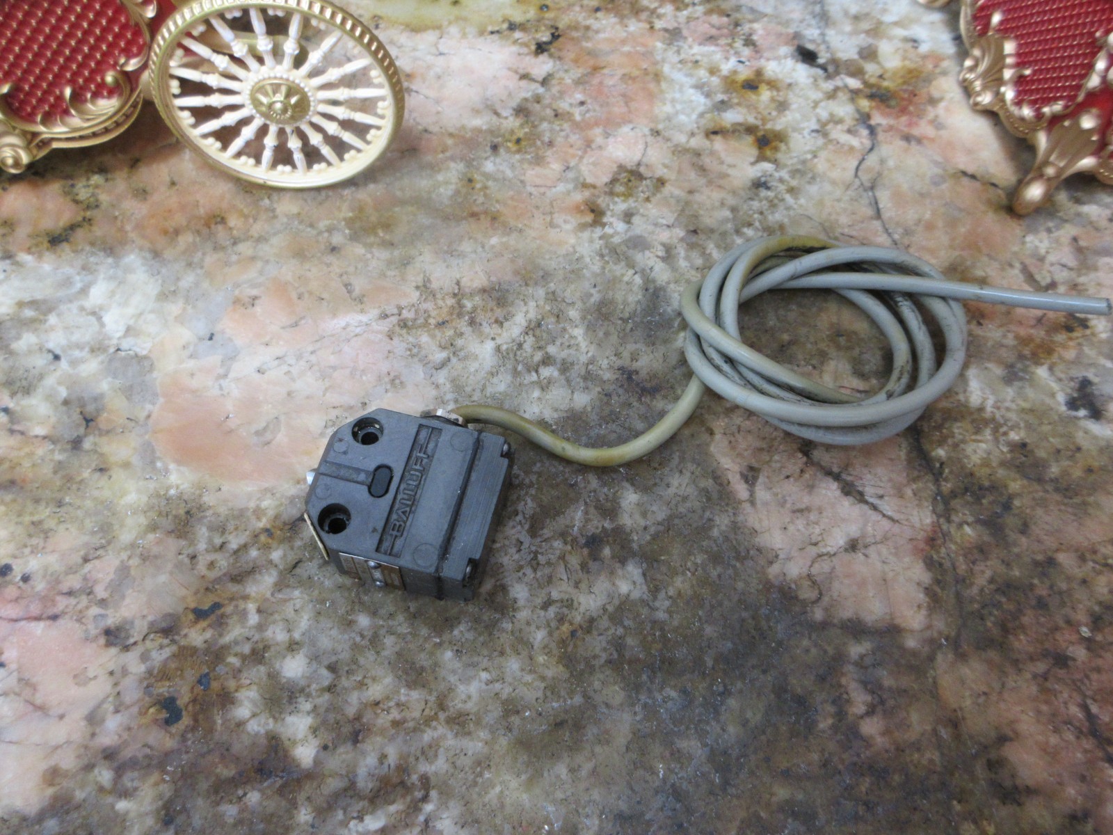 1996 HERMLE UWF 1202S CNC VERTICAL MILL BNS 519-99-D-11 BALLUFF LIMIT SWITCH