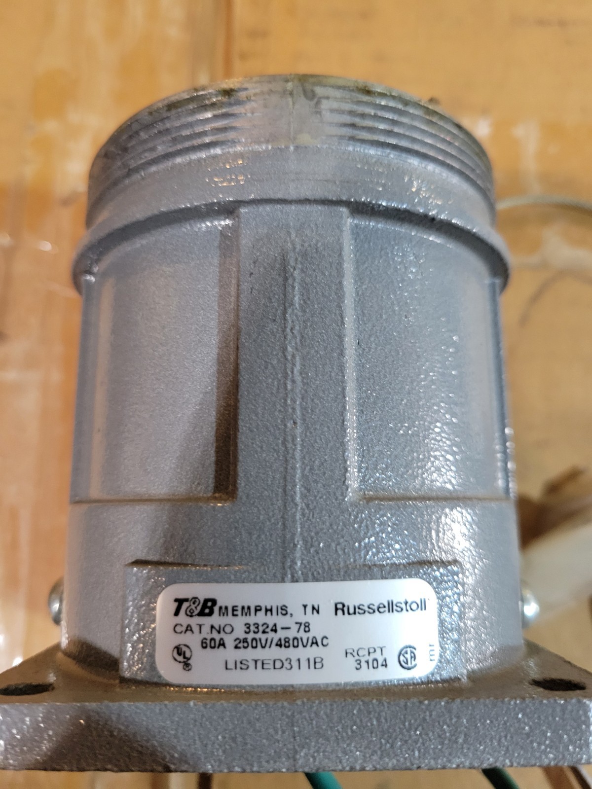 Thomas & Betts (Russellstoll) 3324-78 Receptacle with Screw Cap & Chain