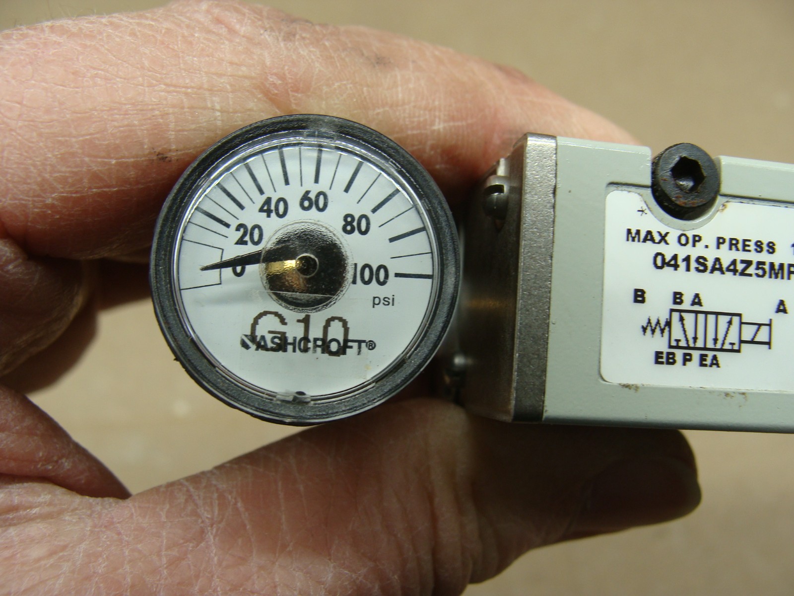 NUMATICS SOLENOID VALVE 041SA4Z5MP00061 W/PNEUMATIC REGULATOR 041RS7Z1JN00000