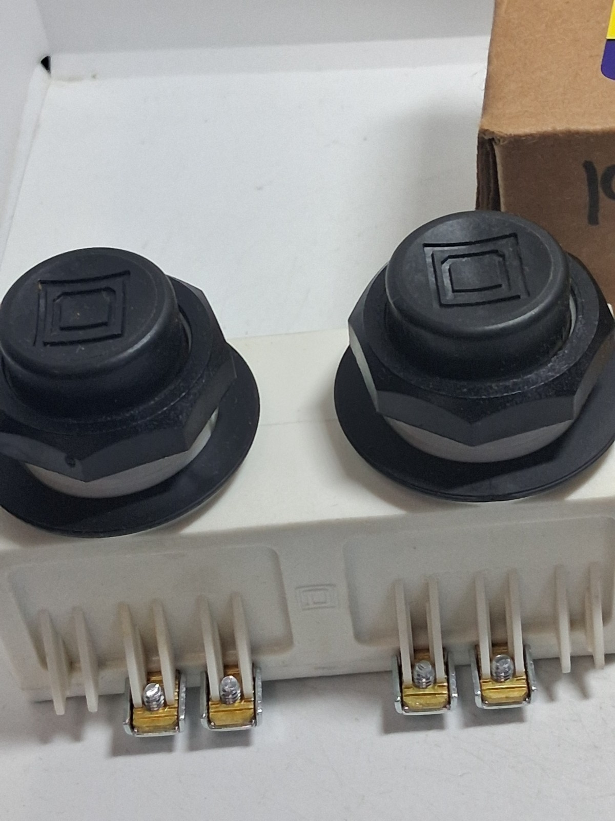 SQUARE D 9001SKRU3 DUAL PUSHBUTTON 3 SPEED OPERATOR 600VAC 10A SERIES E NIB