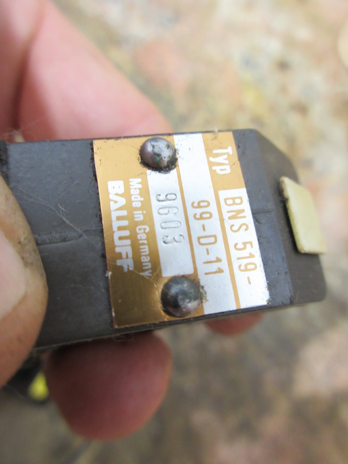 1996 HERMLE UWF 1202S CNC VERTICAL MILL BNS 519-99-D-11 BALLUFF LIMIT SWITCH