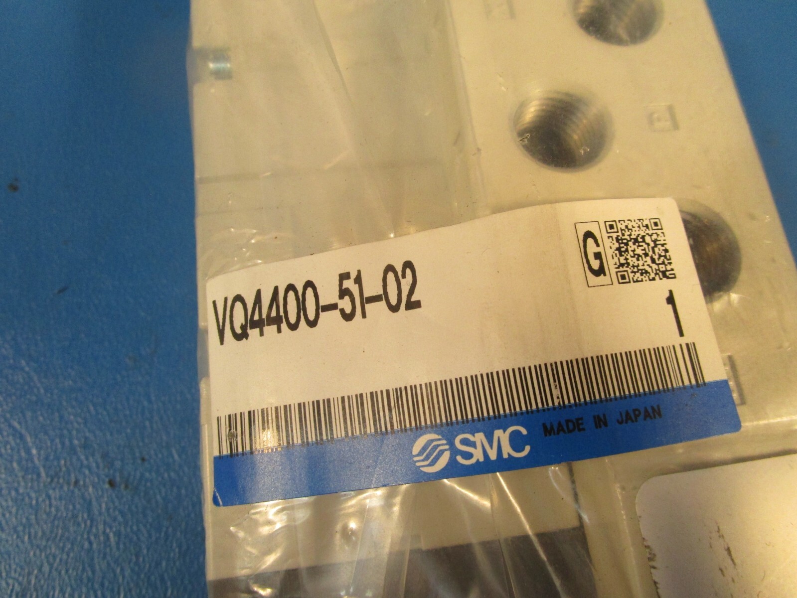 SMC VQ4400-51-02, SOLENOID VALVE, 3 position, plug-in(dc), VQ4000 VALVE, 4/5-POR