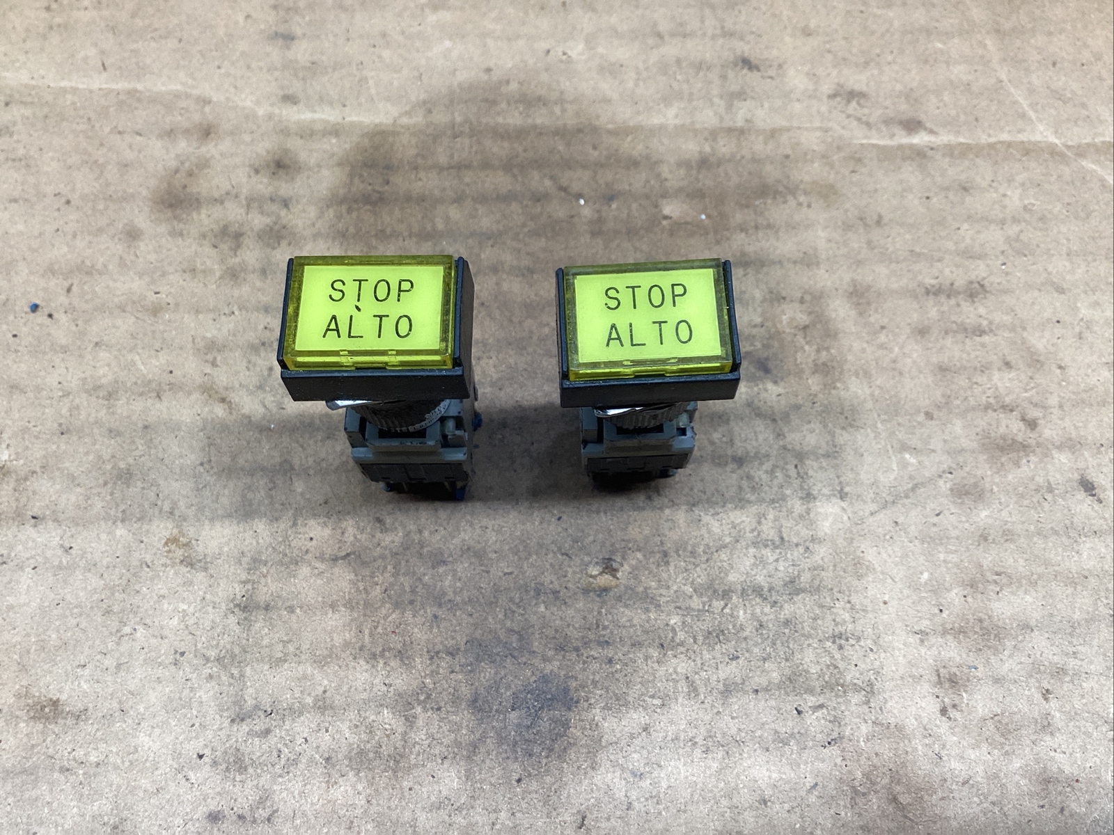LOT OF 2 YELLOW FUJI ELECTRIC AH164-TL5 LED LAMP SWITCH #811M43