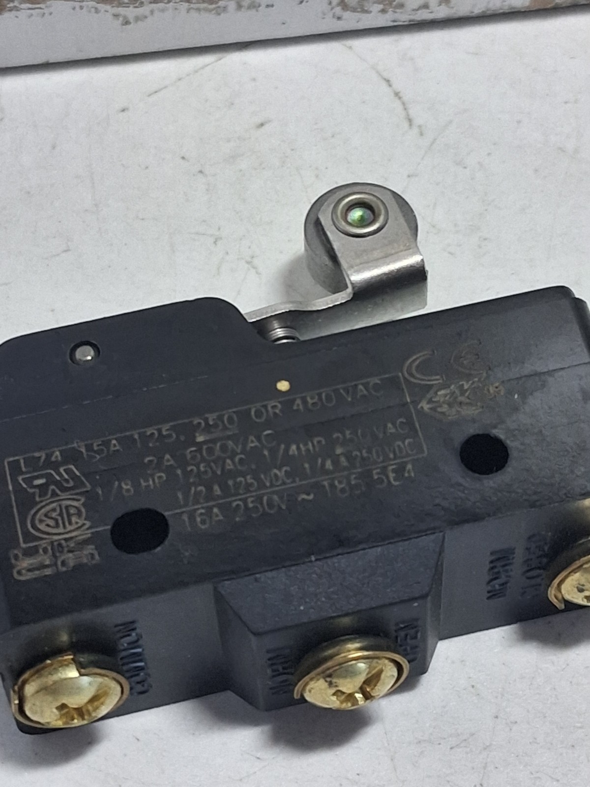 HONEYWELL BZ-2RW822-A2 LIMIT SWITCH ROLLER LEVER 15A 125, 250 OR 480VAC NIB