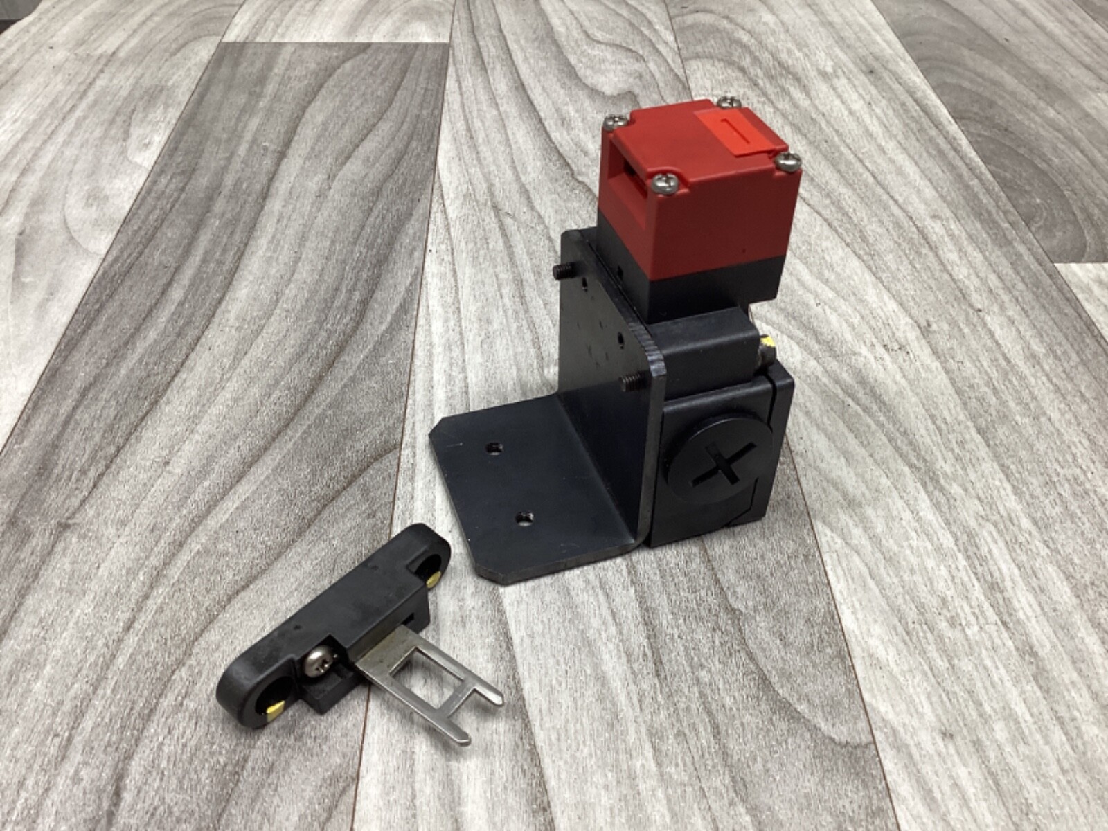 Omron Safety Door Switch D4NS-6DF w/ Key #3275FML-H20
