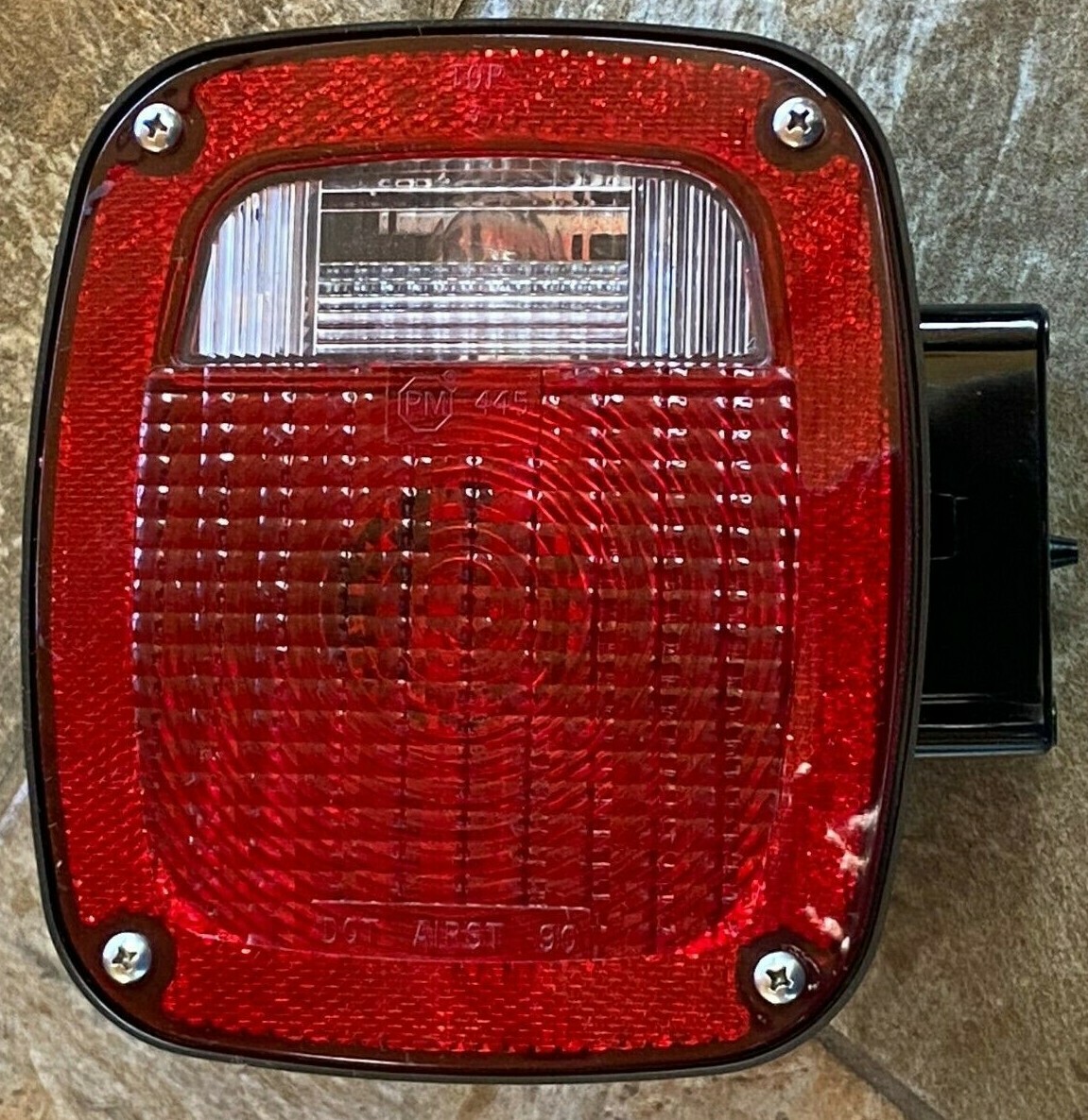 442L PETERSON TAIL LIGHT, S/T/T 3 STUD BOX LAMP, 2 BULBS IN LAMP, NEW
