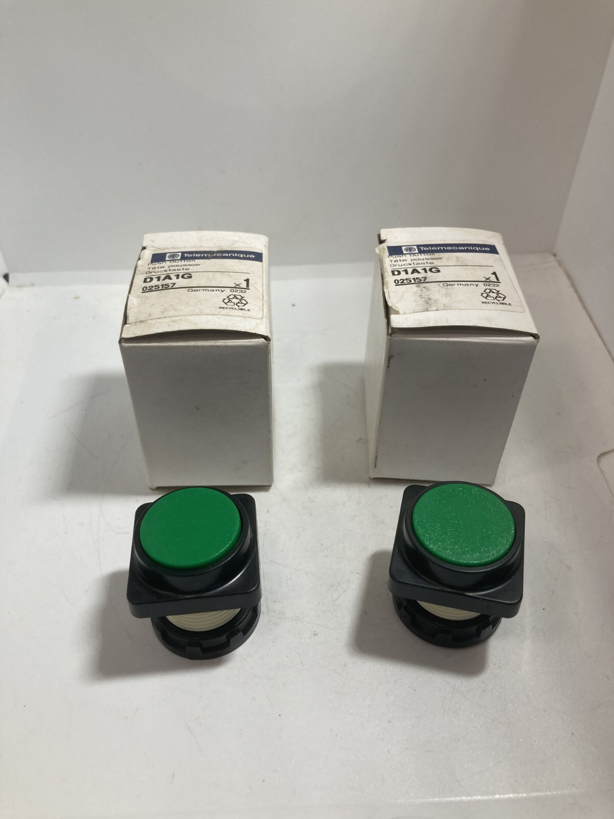 TELEMECANIQUE D1A1G PUSHBUTTON OPERATOR GREEN (LOT OF 2) NIB