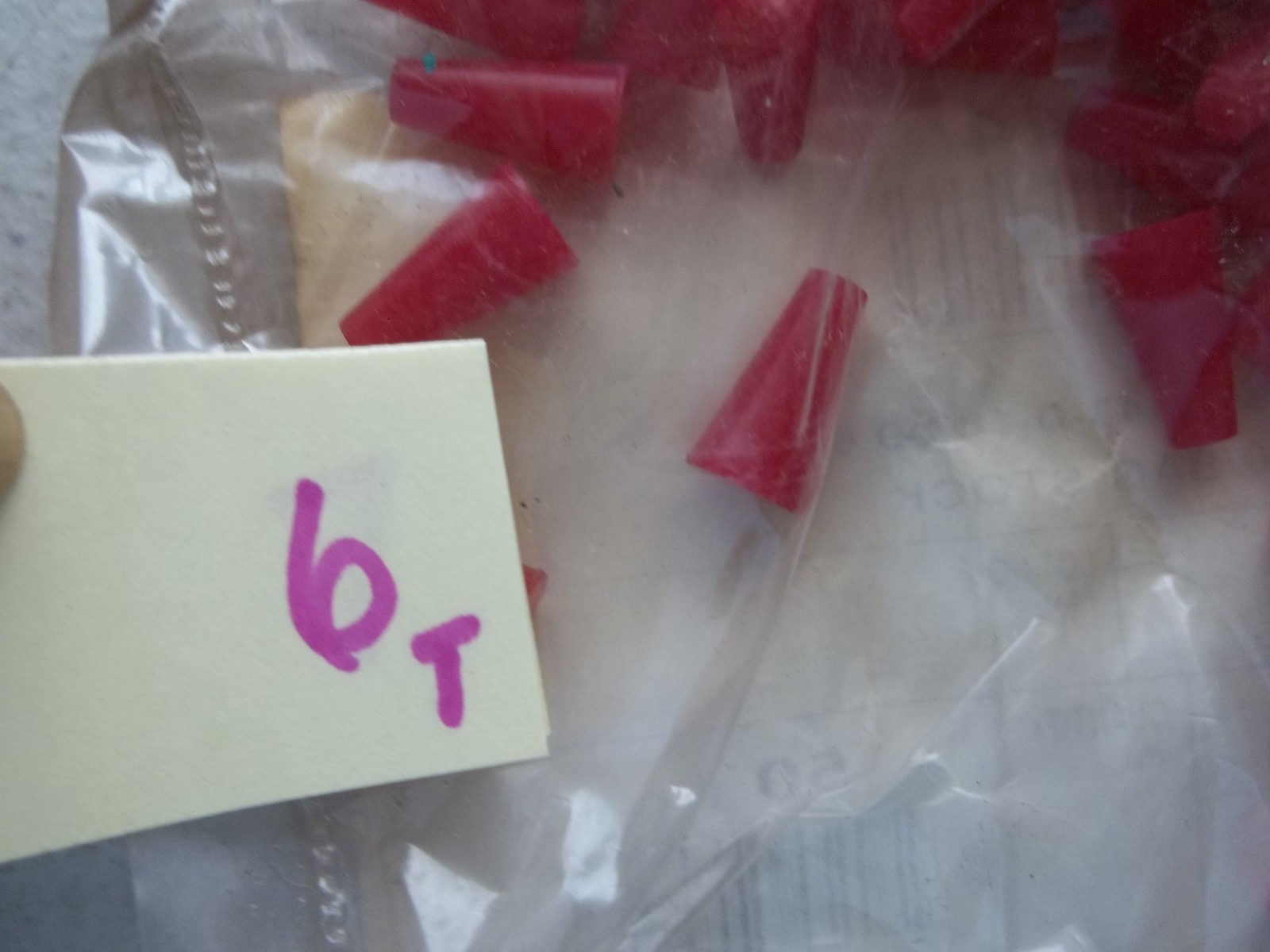 LOT OF 100 NEW IN PKG RED SILICONE PLUGS 388644 0.343-0.187-0.625 (169-1)