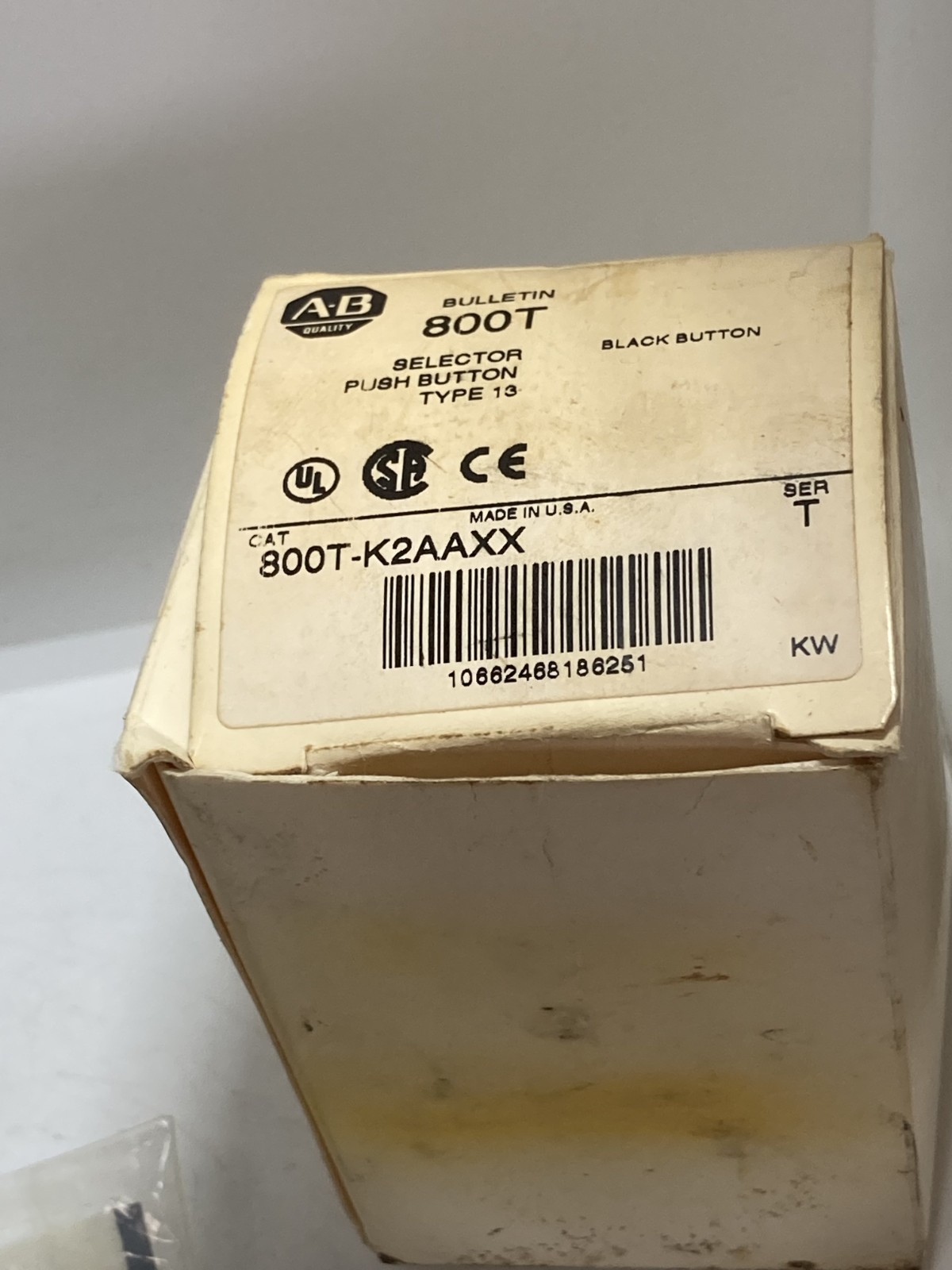 ALLEN BRADLEY 800T-K2AAXX SELECTOR PUSHBUTTON BLACK 2NO/2NC SER T NIB