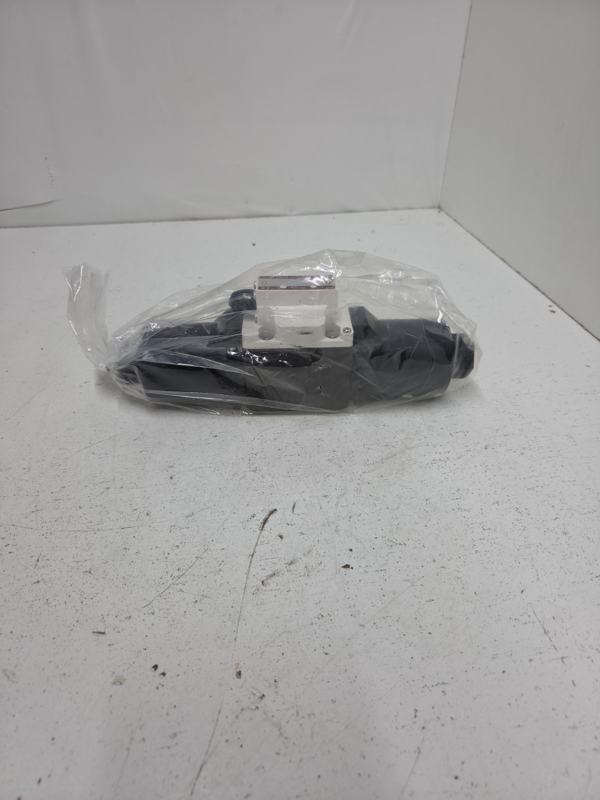 TOYOOKI HD1-3W-BG1A-025D-WYD2A Solenoid Valve **NOS**