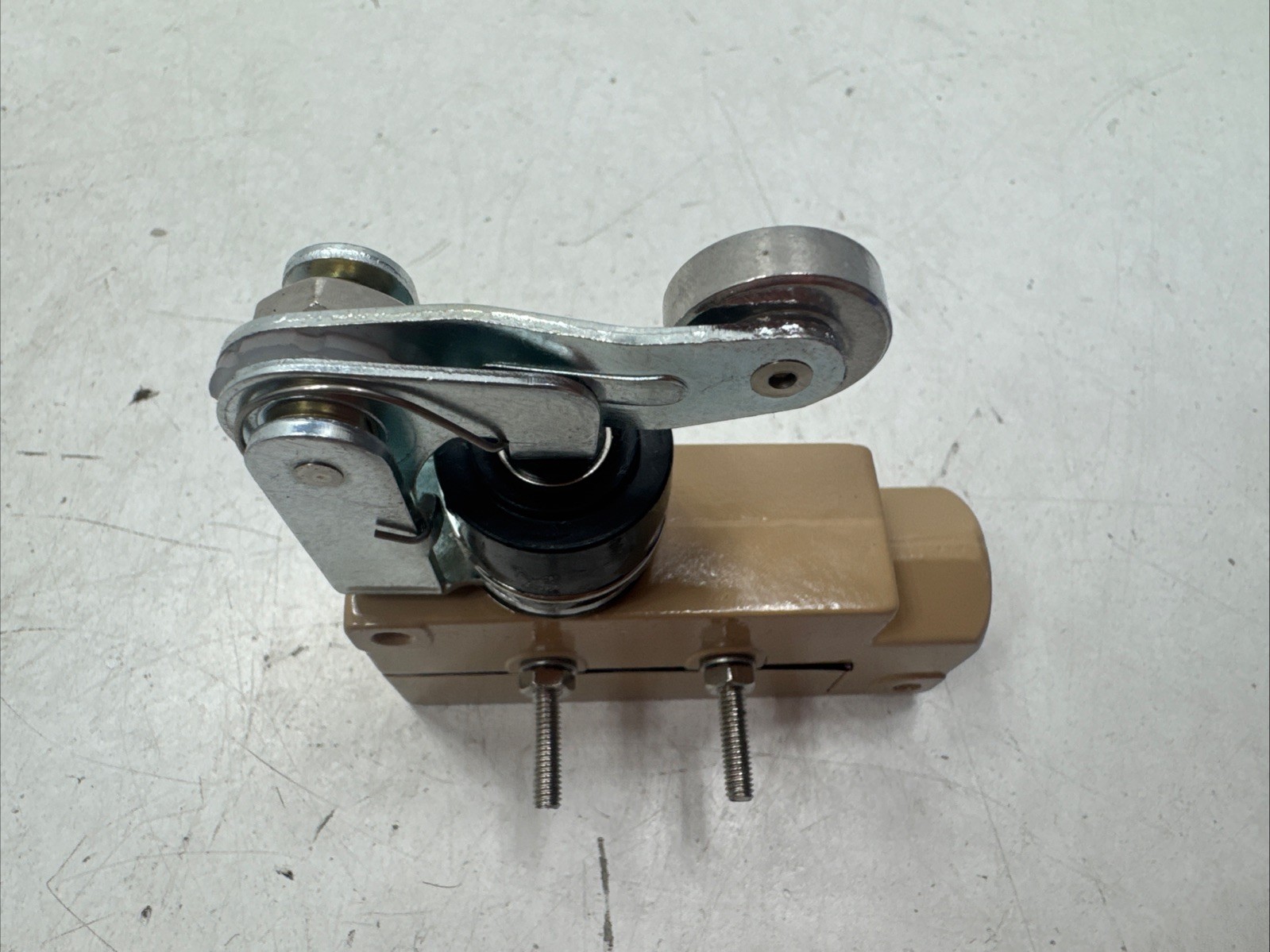 (Qty.2) Moujen MJ1-6114 Precision Oil-Tight Enclosed Limit Switches 15A 250V AC
