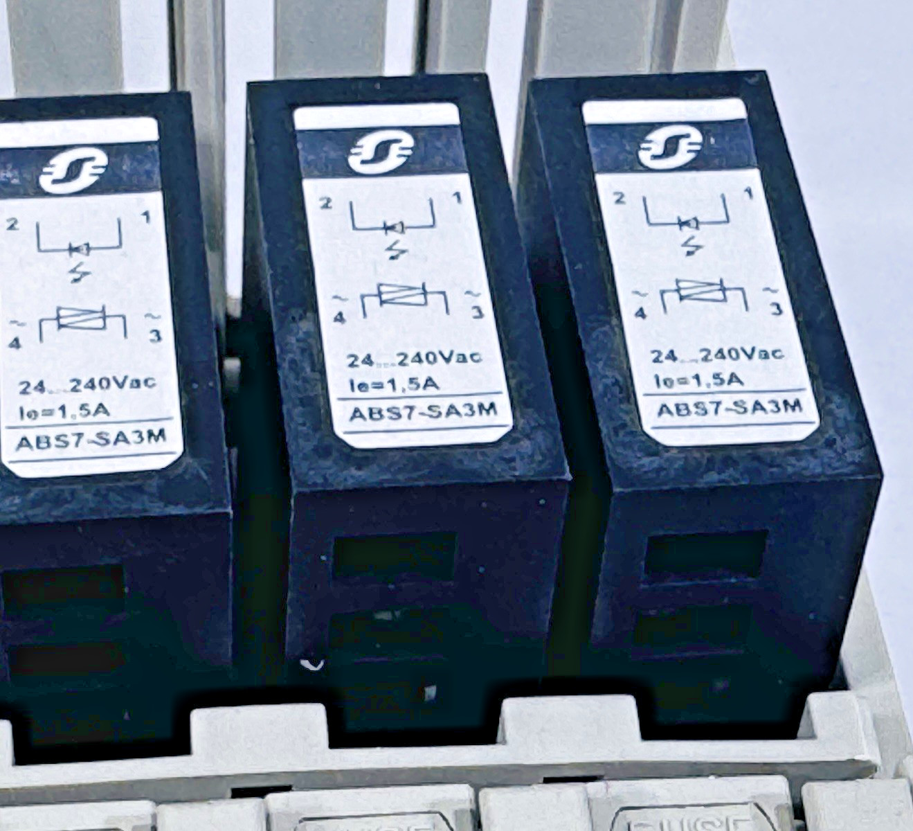 Schneider Modicon ABE7-P16T318 230V Max/CHAN, 12A MA Sub-Base Plug In Relay DIN
