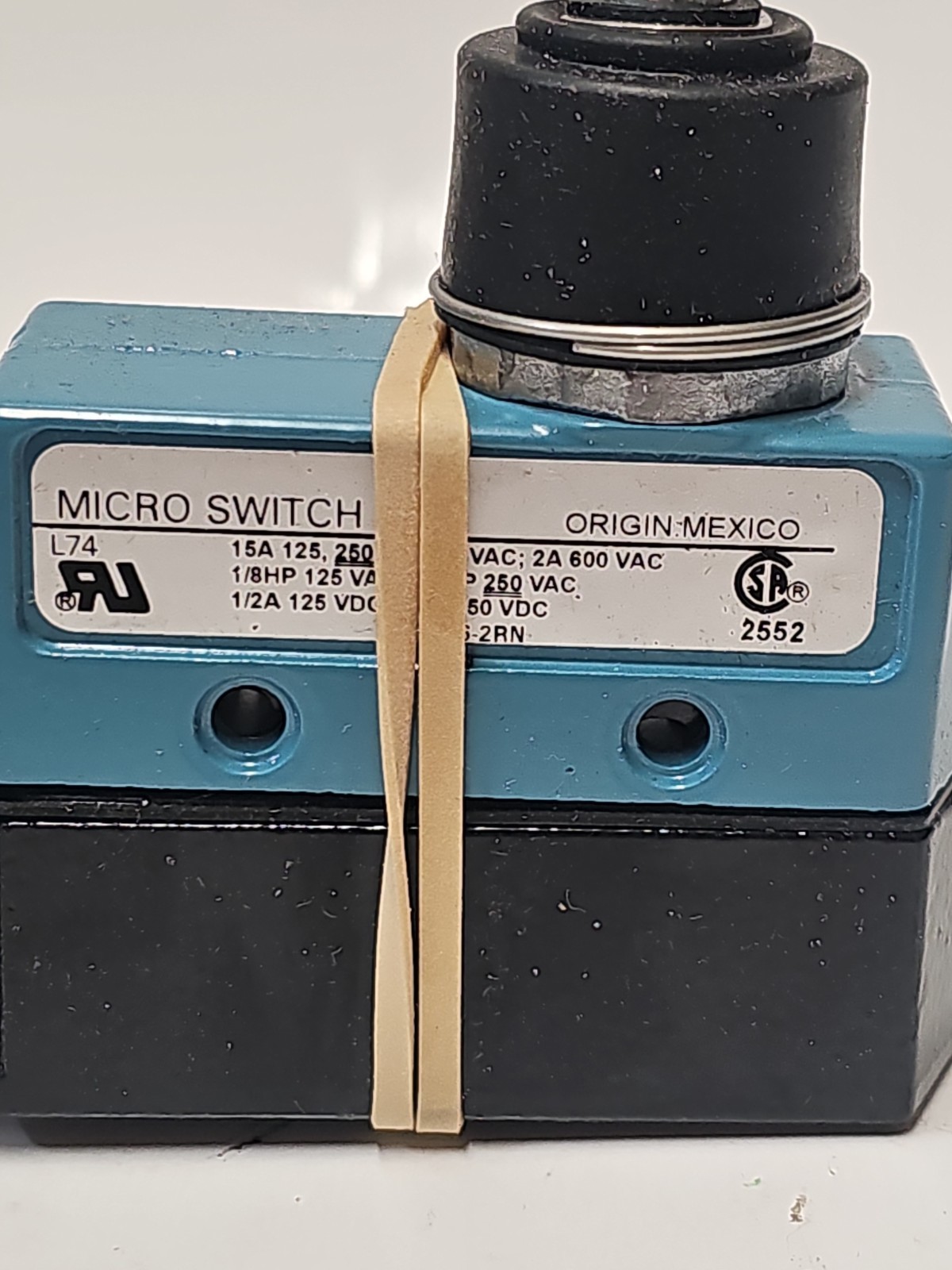 Honeywell MICRO SWITCH BZE6-2RN Limit Switch Roller Lever SPDT NEW Authentic