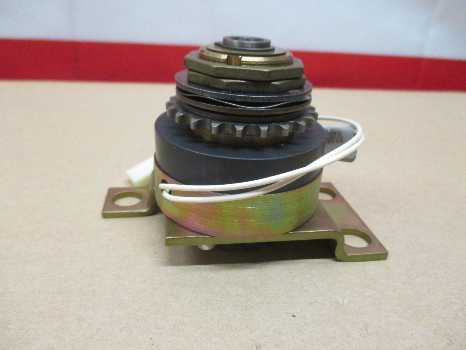 INERTIA DYNAMICS 3499-0002 ELECTRO MAGNETIC CLUTCH 929626Z 24 VDC NEW