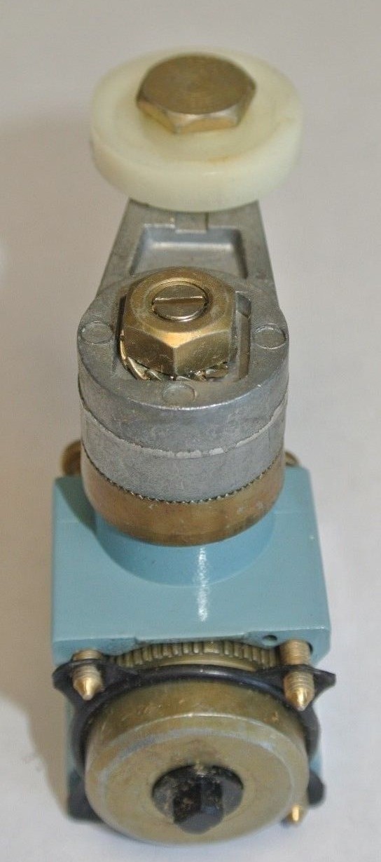 TELEMECANIQUE XCK-D31 LIMIT SWITCH ROLLER-TYPE HEAD – NEW SURPLUS- ZCK-31