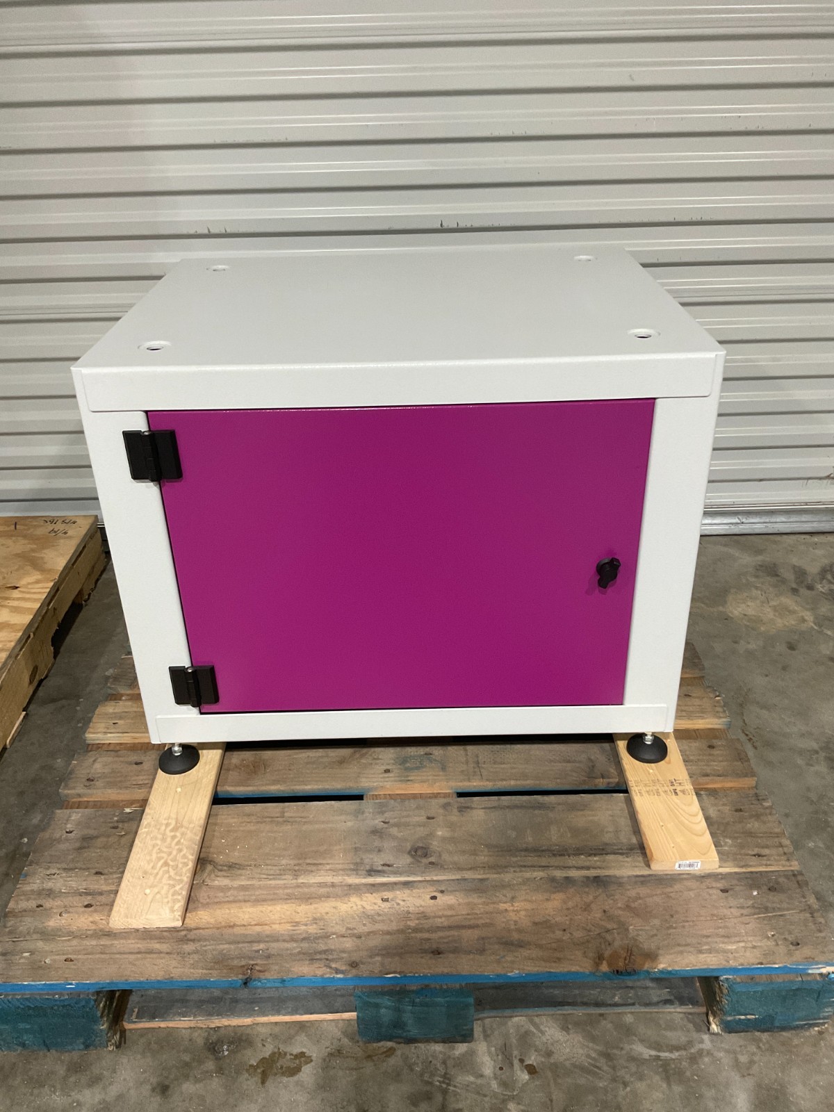 Instron 7047.000 ITW Test & Measurement 115V, 190 KG Mass Year 2014