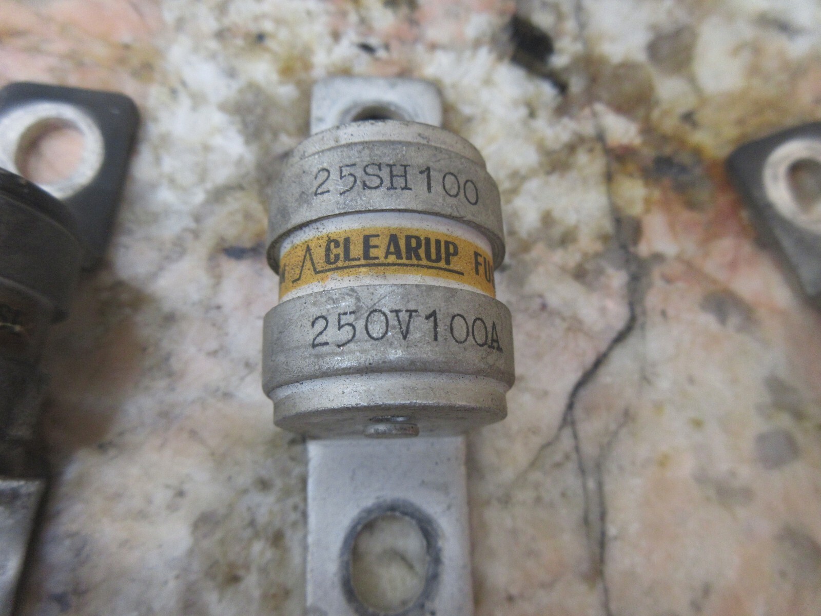 KYOSAN CLEARUP FUSE 25SH100 250V100A LOT OF 4 PIECES