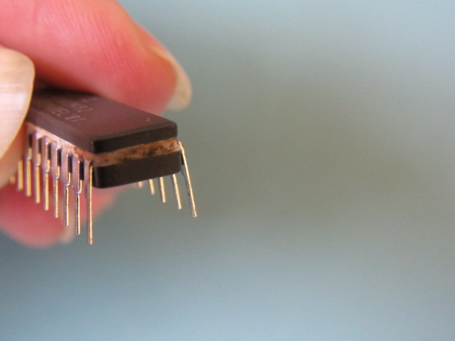 INTEL D2913 Qty of 4 per Lot V(cc/in/out): -0.3 to +15V 1.35W combined single-c