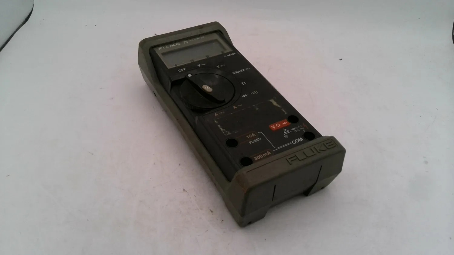 FLUKE 75 DIGITAL MULTIMETER HANDHELD VOLT OHM AMP TEST METER