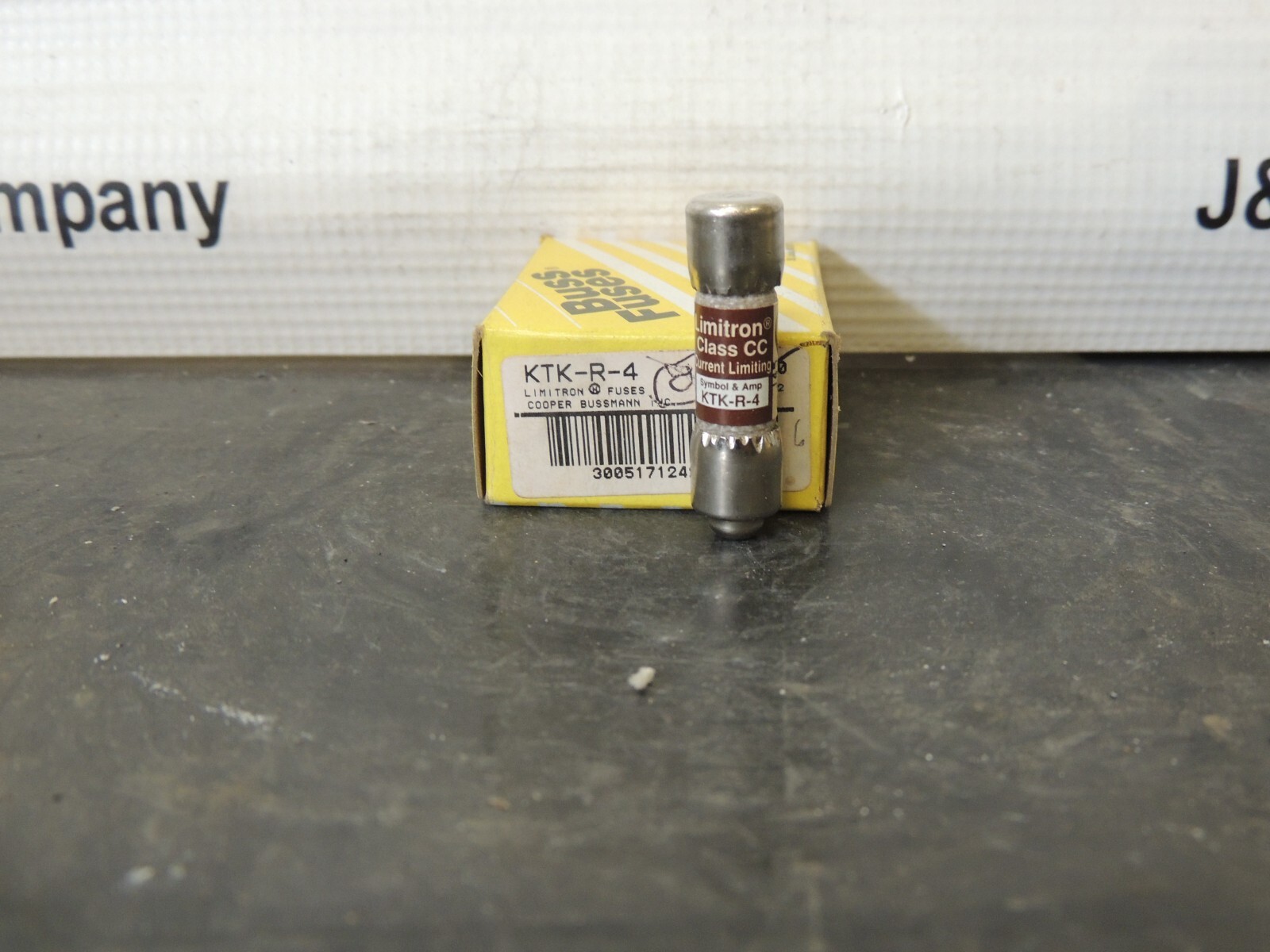 LOT OF 8 BUSS FUSE KTK-R-4, 4AMP 600V. MIDGET LIMITRON, CLASS CC FUSE NEW (A441)