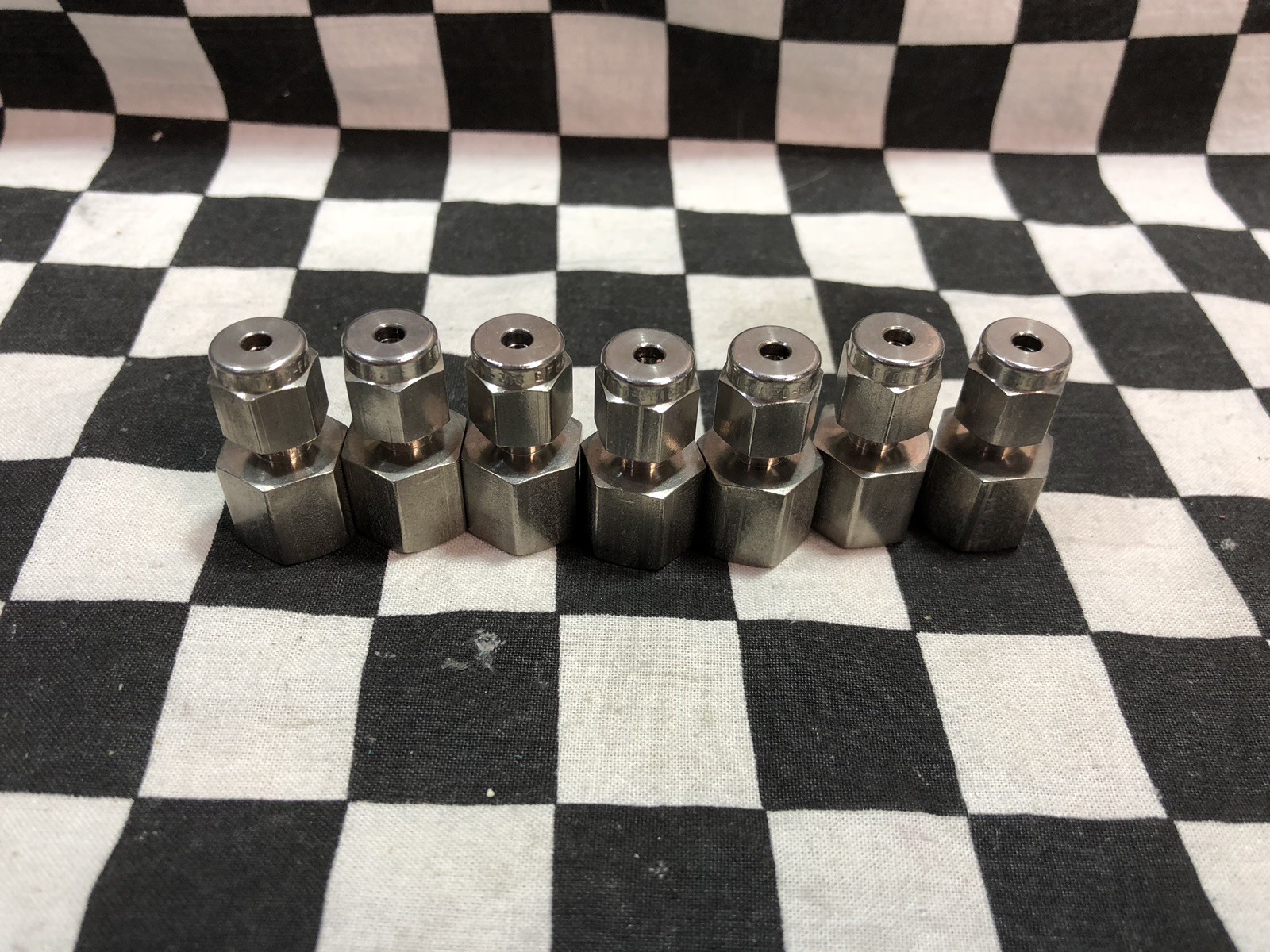 LOT OF 8, SWAGELOK FEMALE CONNECTOR SS-200-7-2 & SS-100-7-2, SHIPSAMEDAY#M35