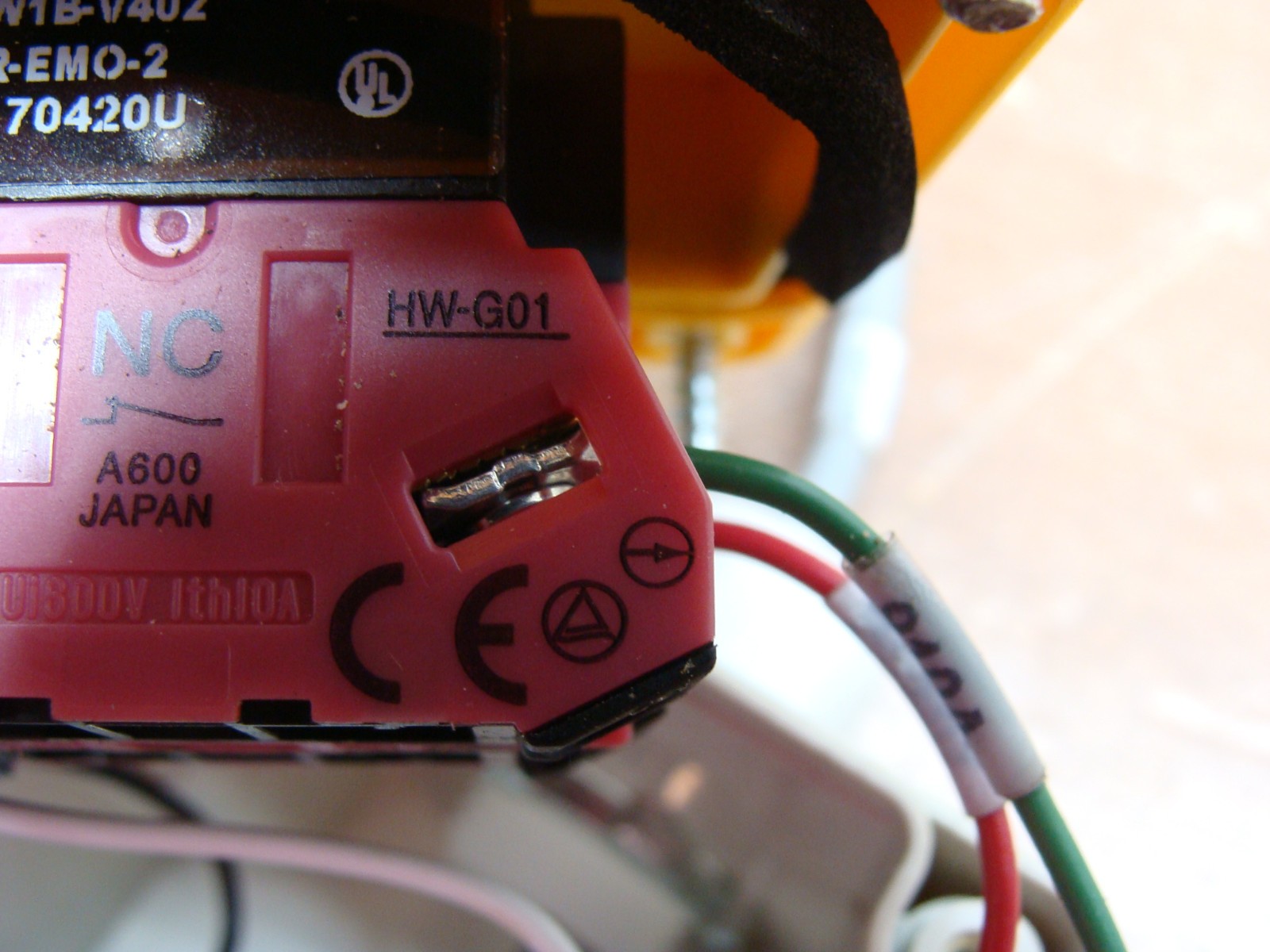 IDEC EMO EMERGENCY STOP BUTTON WITH GUARD AND ENCLOSURE HW-G01 CONTACT BLOCK