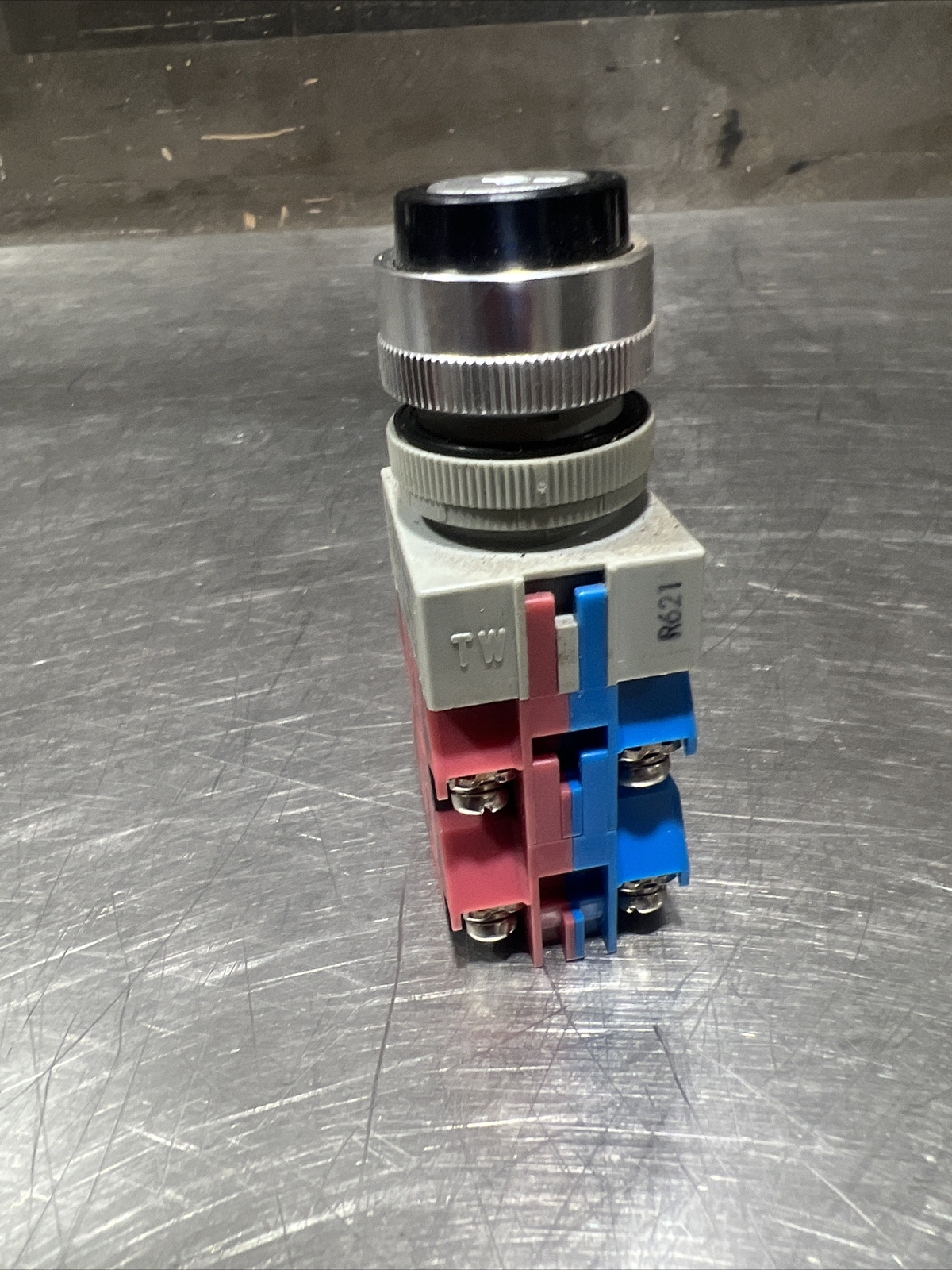 Nos Surplus IZUMI 2-POSITION KEYED SELECTOR SWITCH 41-10569. No Key