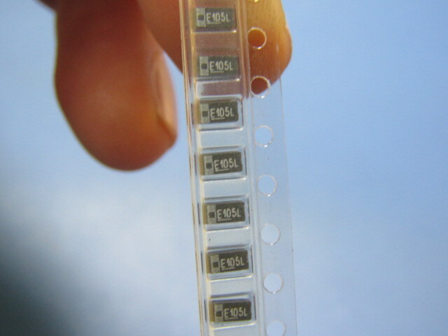 VISHAY 293D105X9025A2TE3 Qty of 1485 per Lot 1�F Molded Tantalum Capacitors 25V