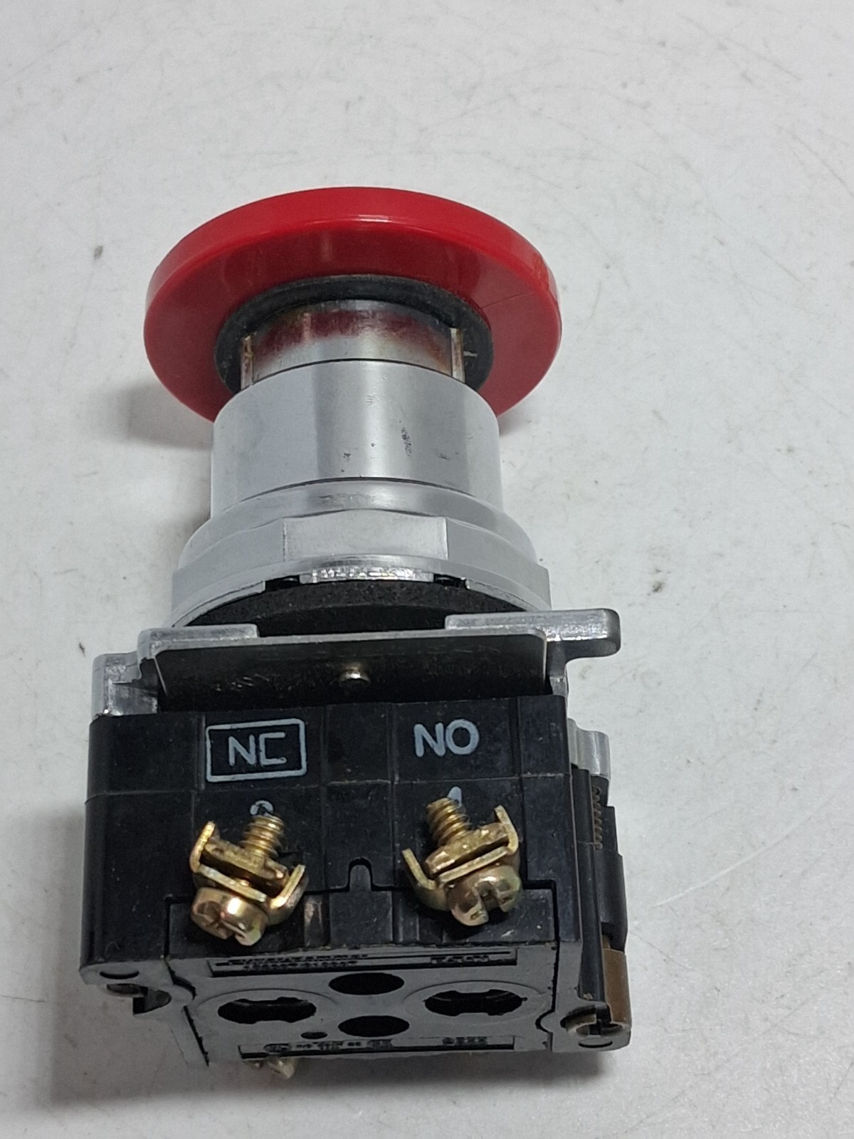 CUTLER HAMMER 10250T5B63-1X PUSH PULL E-STOP 2 POSITION RED 1NO/1NC NNB