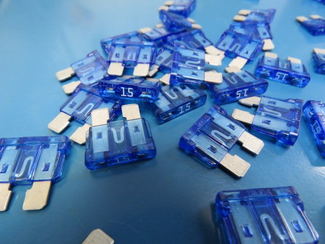 LITTLE FUSE 0257015.PXPV Qty of 100 per Lot 15A AC 32V DC Fuse Automotive Holde