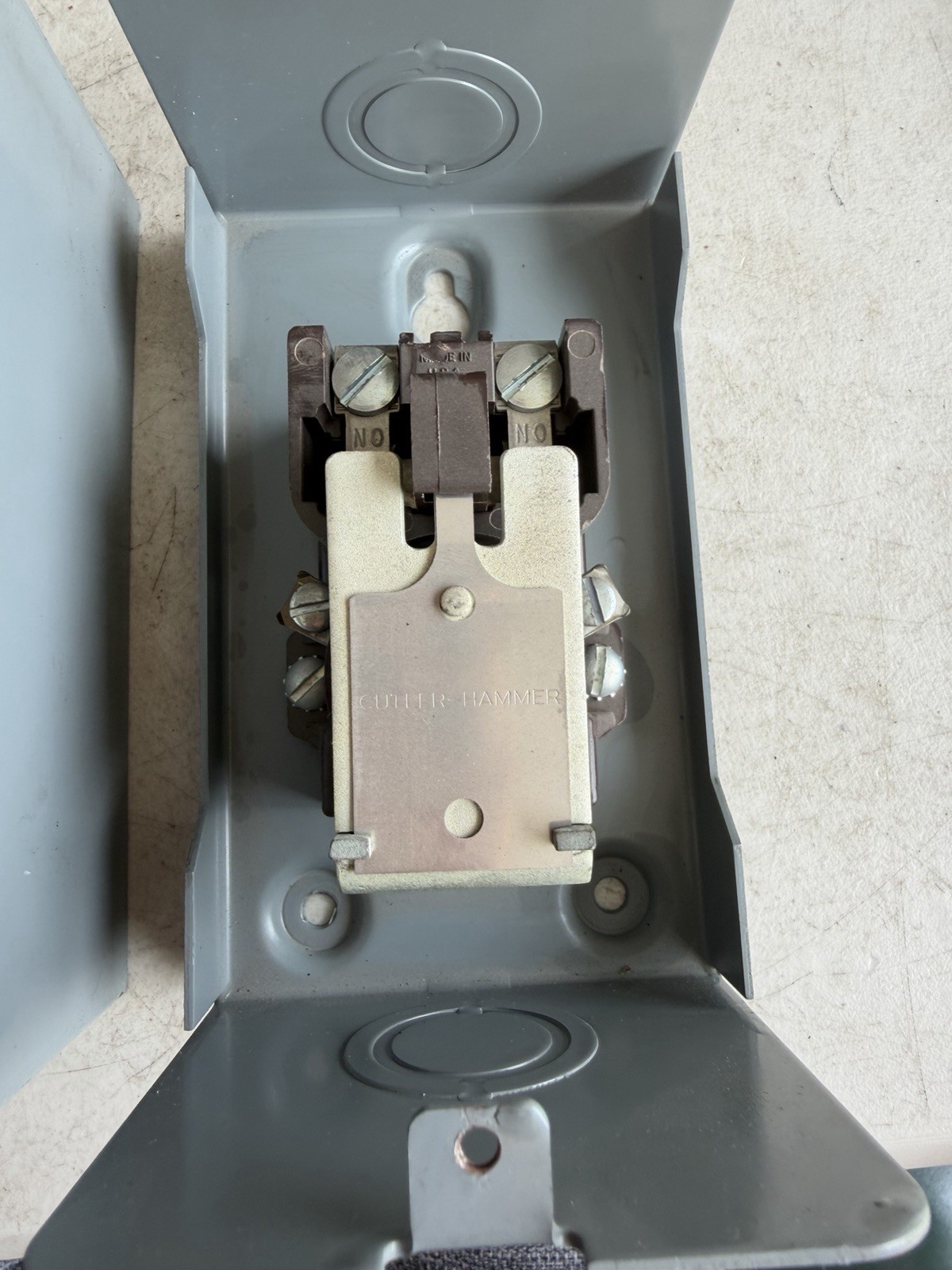 Cutler Hammer 9575H2449A Relay Enclosure With Relay