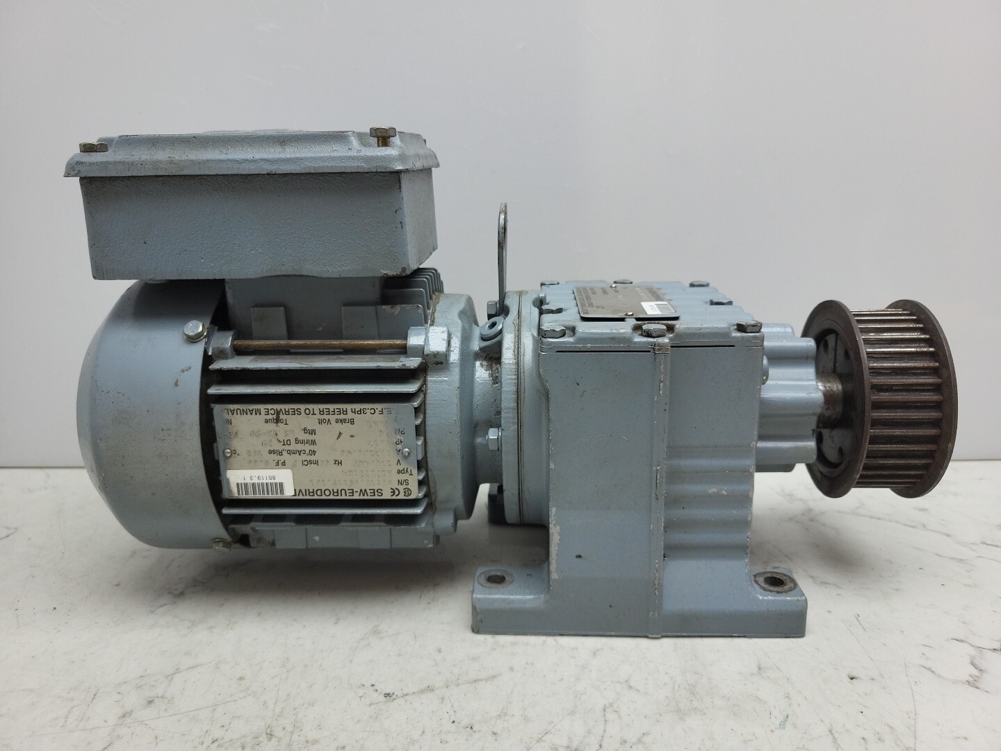 Sew Eurodrive R27DT71C4 Gear Motor .33 Hp Type R27 Gear Reducer 48.17:1 Ratio