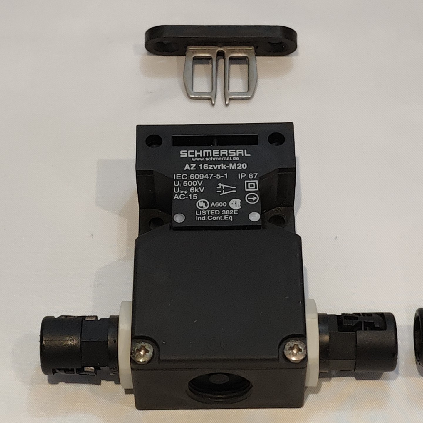 (2) Schmersal Safety Interlock Switch Latch AZ16-ZVRK-M20