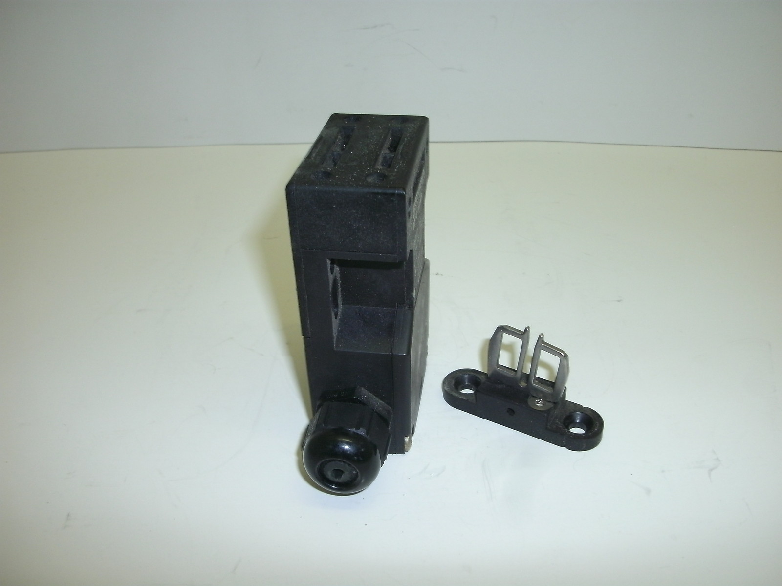 SCHMERSAL AZ 16-02ZVRK SAFETY INTERLOCK SWITCH KEYED LEFT SIDE WIRE CONNECTION