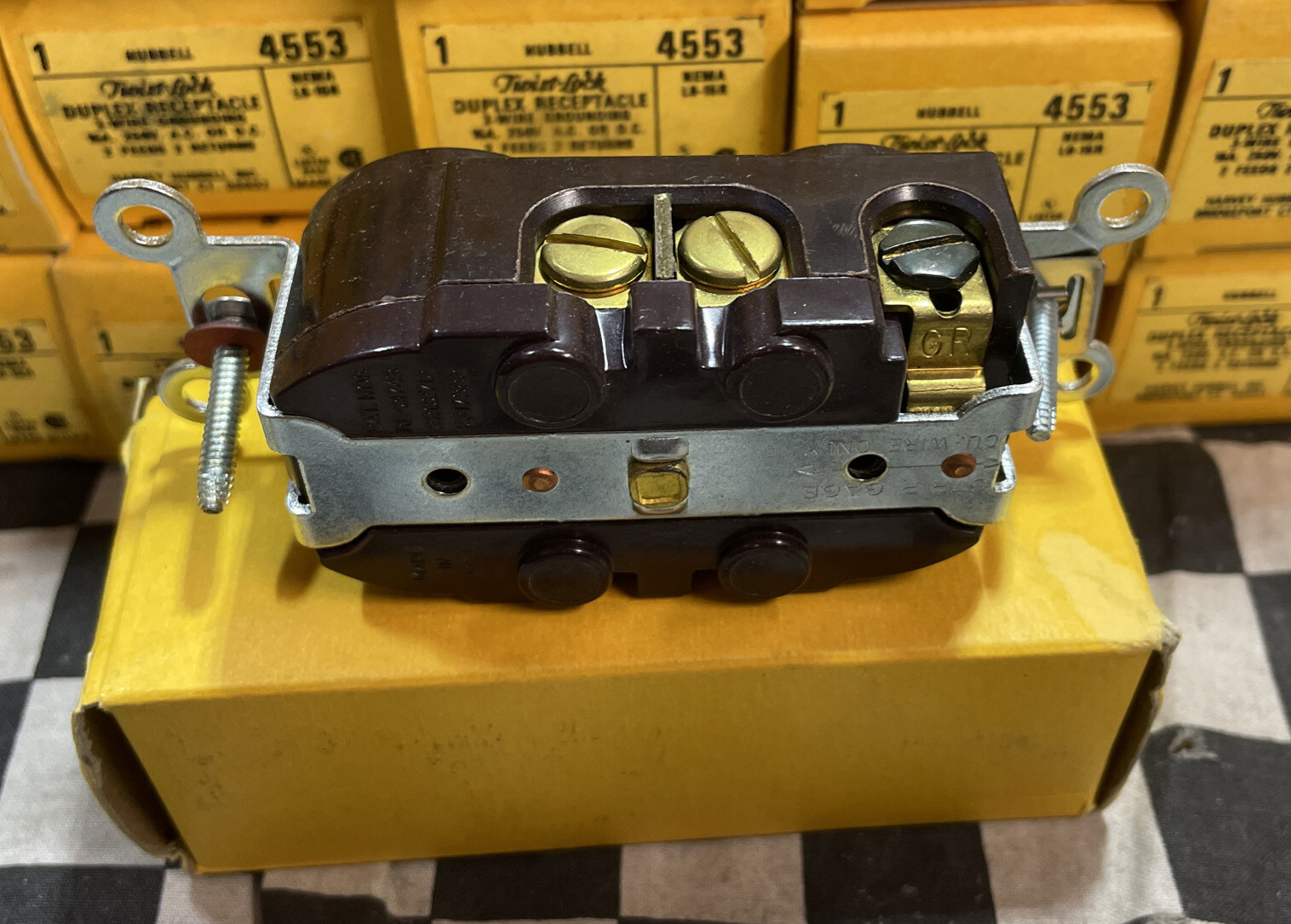 Hubbell Twist Lock DUPLEX RECEPTACLE 3 WIRE, 4553, P-2356, HBL4353, Lot Of 27