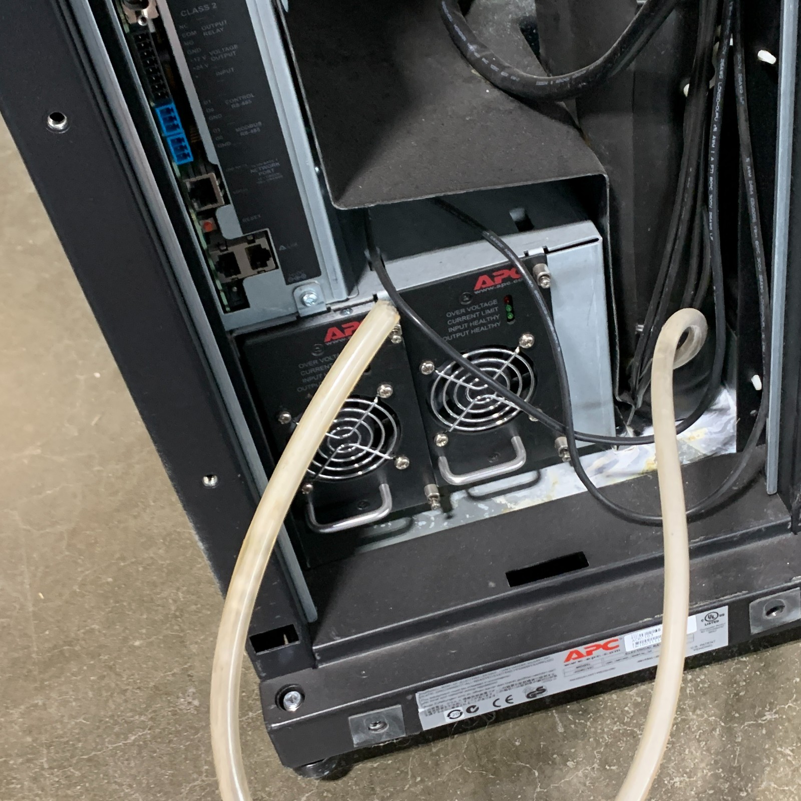 APC ACRC103 60Hz 240V Inrow RC Air-Cooled Server Cooling System for Parts Read