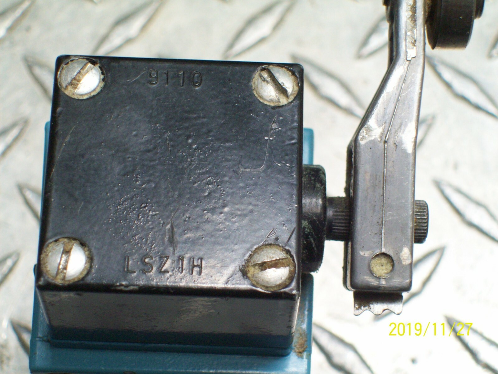 MICRO SWITCH LSH6B LIMIT SWITCH with LSZ1H ROLLER LEVER OPERATOR HEAD