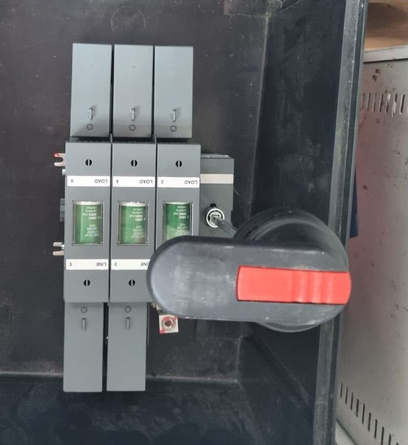 ABB DISCONNECT SWITCH OS100GJ03 100A 600VAC WITH 3 JTD90ID FUSES
