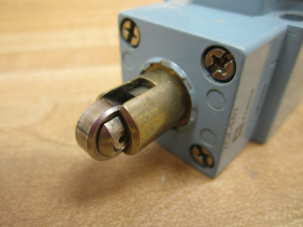 Telemecanique XCK-J Limit Switch XCKJ 092856 With ZCK-E67 Roller Type Head