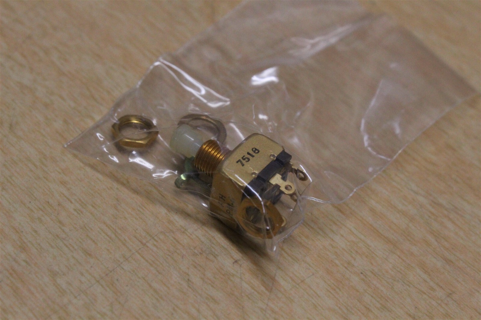 NEW Arrow Hart Mini Button Switch PM-6 7518 *FREE SHIPPING*
