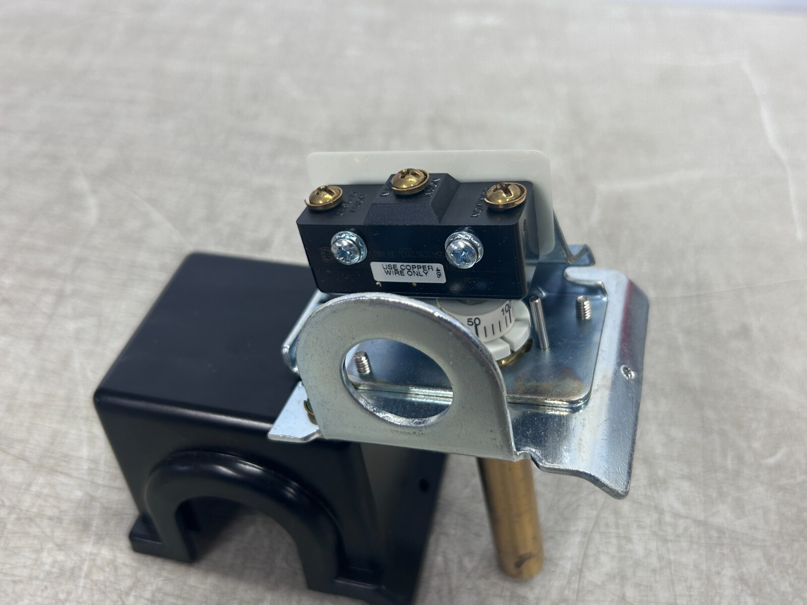 United Electric Control UE B54-15696 Temperature Controller Thermostat Switch