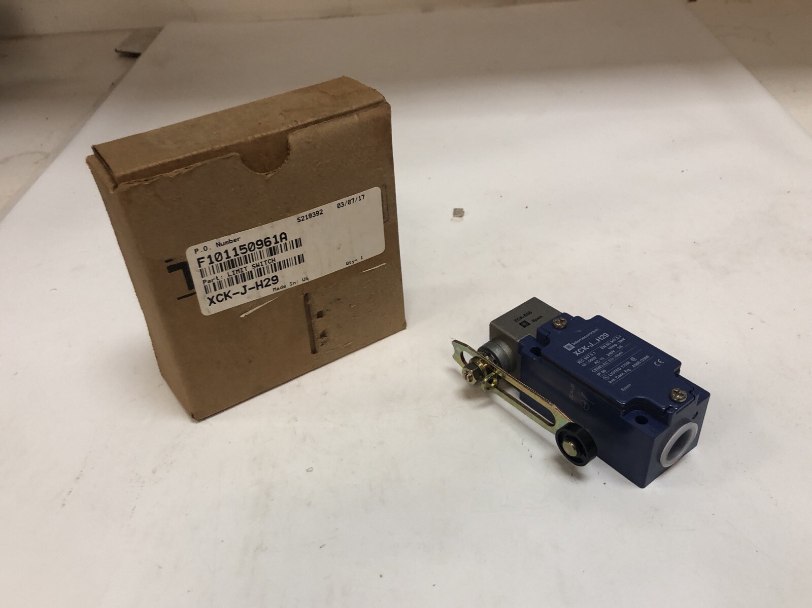 1 New Telemecanique Limit Switch With Arm XCK-J…H29, Ui 500V, AC 15. 240V 3A