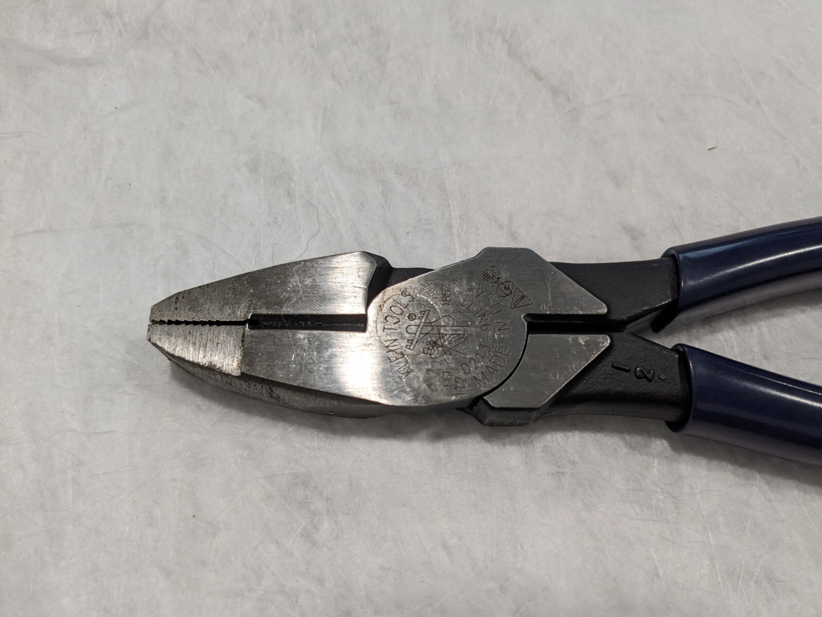 KLEIN TOOLS 9-3/8″ OAL, 12 AWG Capacity, Standard Lineman’s D213-9NETT