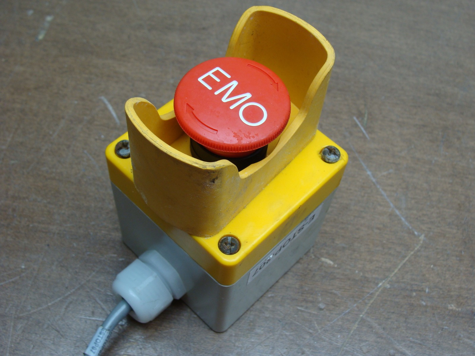 IDEC EMO EMERGENCY STOP BUTTON WITH GUARD AND ENCLOSURE HW-G01 CONTACT BLOCK